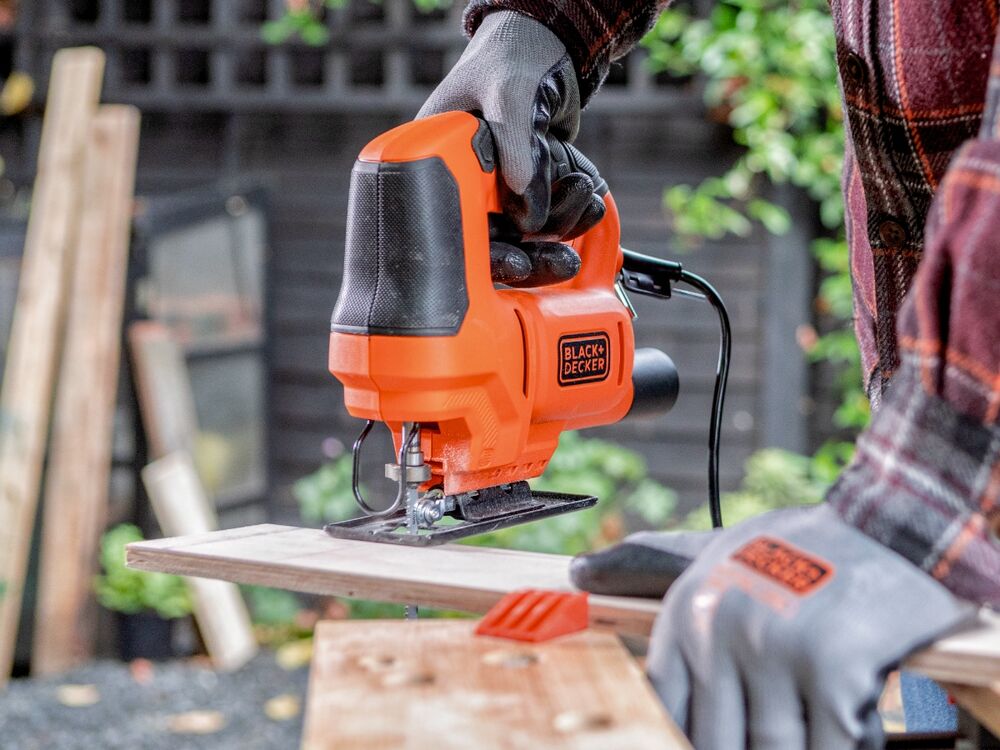 A wooden plank being sawn with the BLACK+DECKER 400W Single Speed Jigsaw.